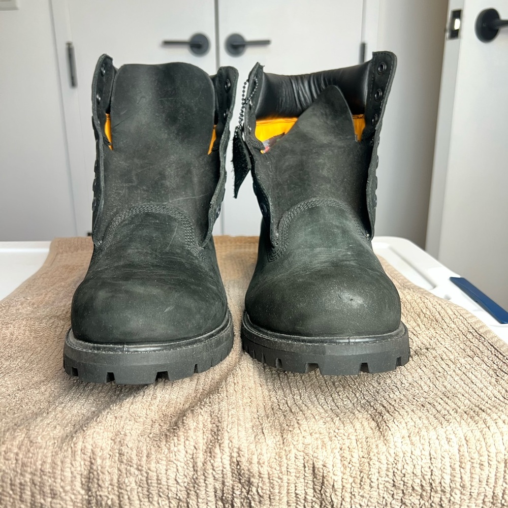 Timberland Black Boots with High-Top Design and Padded Collar - Picture 6 of 13